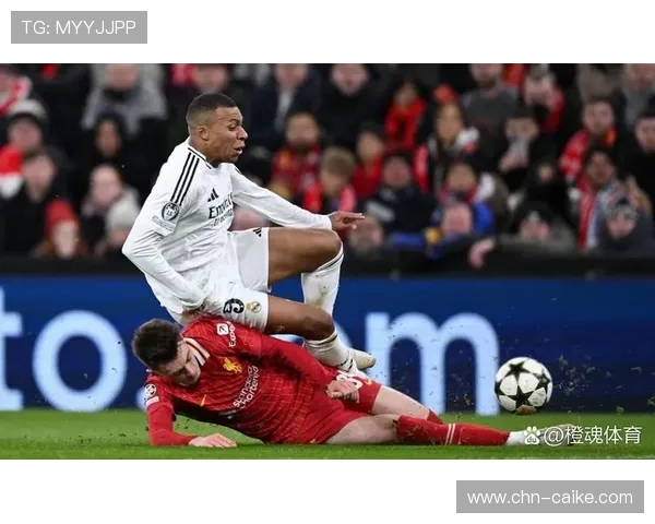 球迷冲入场内致敬姆巴佩，比赛中断五分钟