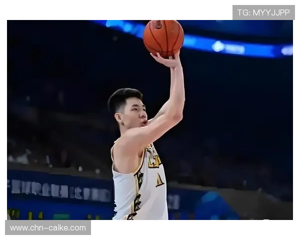 终场前1.2秒,广厦队朱俊龙底角命中压哨三分,将比赛拖入加时。 终场前1.2秒,广厦队朱俊龙底角命中压哨三分,将比赛拖入加时。