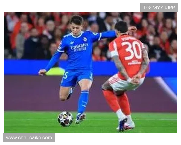 维尼修斯手臂被水瓶击中,本菲卡球迷不当行为遭谴责 维尼修斯手臂被水瓶击中,本菲卡球迷不当行为遭谴责